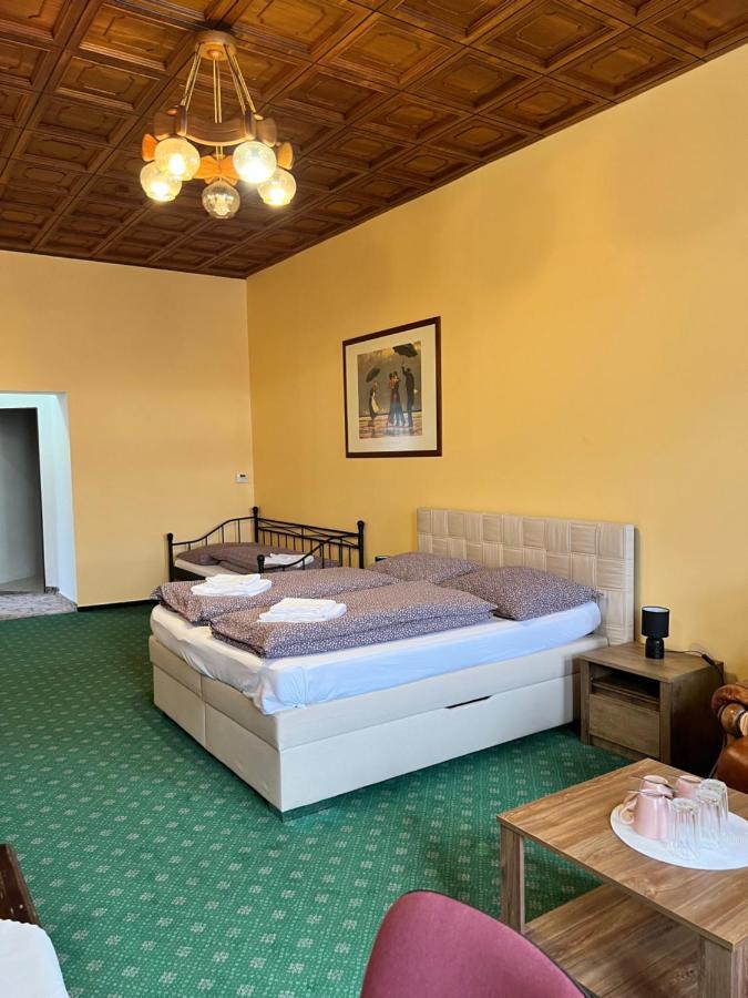 Frýdek-Místek Hotel Maxim מראה חיצוני תמונה