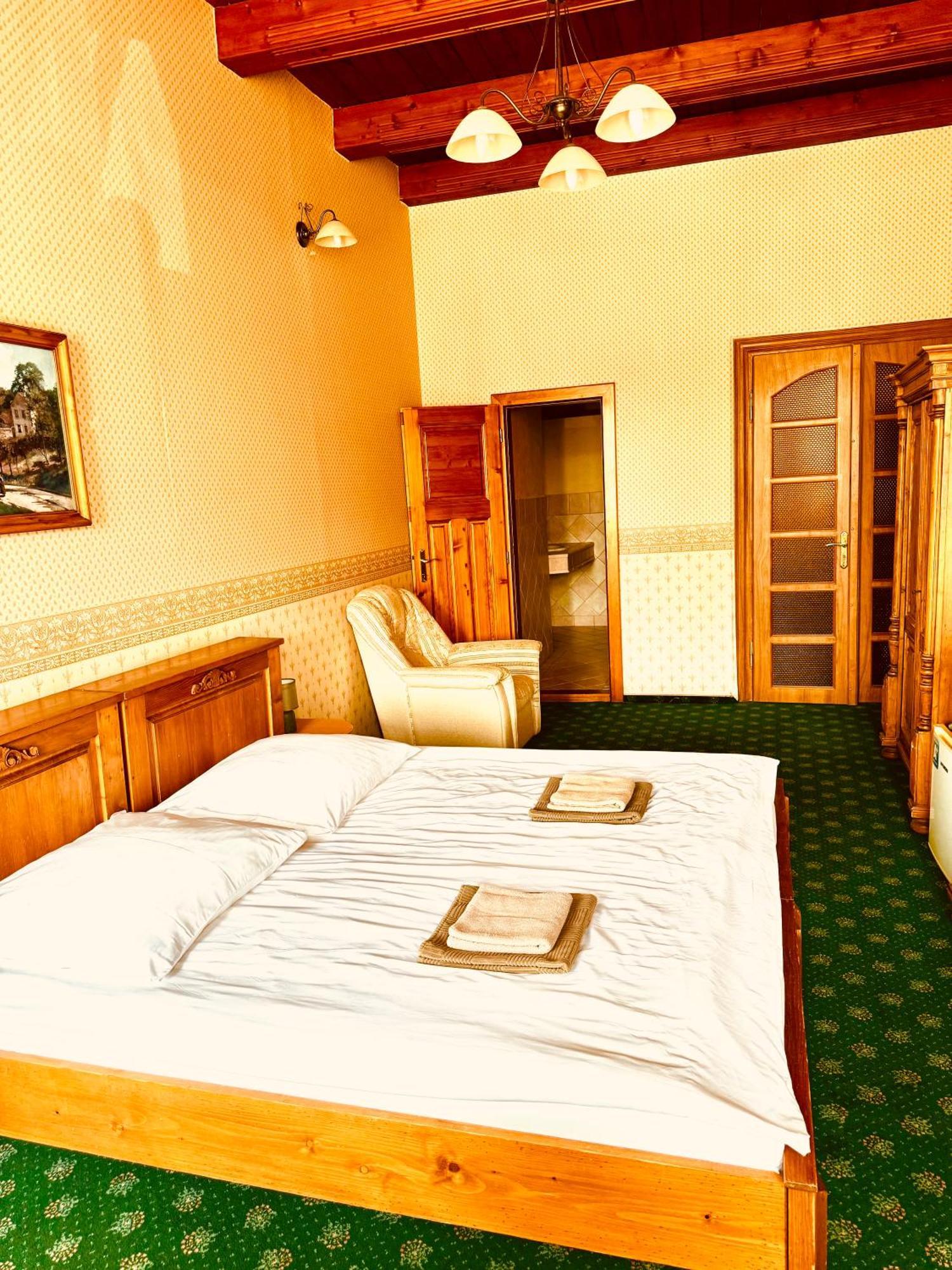 Frýdek-Místek Hotel Maxim מראה חיצוני תמונה